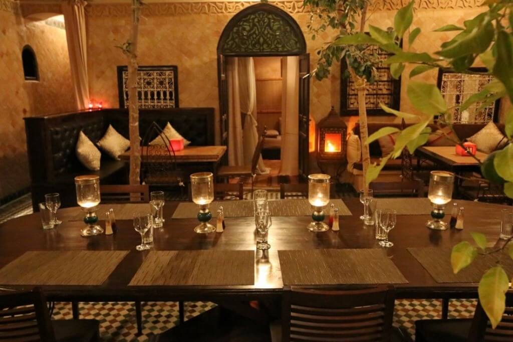 Großer Tisch im Restaurant vom Riad La Maison Nomade in Marrakesch