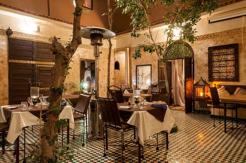 Patio mit Restaurant und Frühstücksraum des Riad La Maison Noamde bis zum Jahr 2015