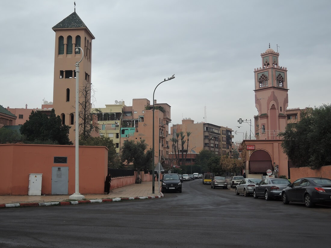 katholische Kirche und Moschee im Stadtteil Gueliz von Marrakech