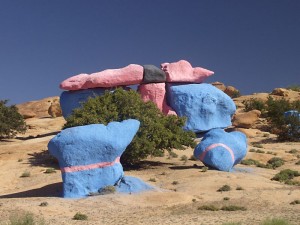 Die blauen Steine des belgischen Künstlers Jean Vérame im Tal der Ammeln