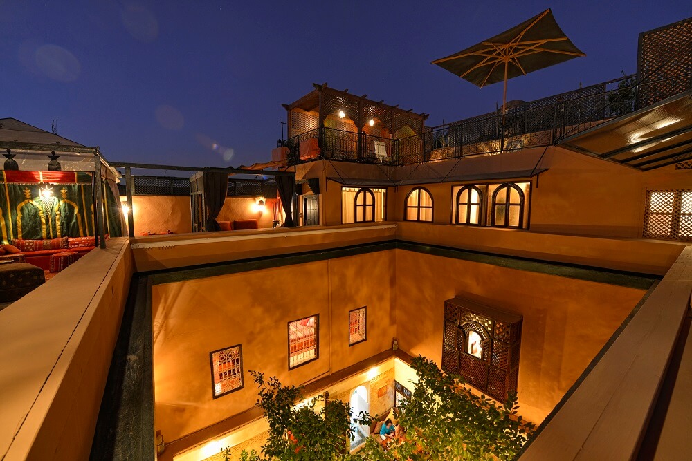 Der Innenhof und die Terrassen 2. u. 3. Stock im Hotel La Maison Nomade in Marrakech