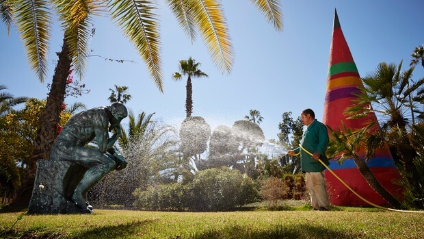 Kunstobjekte im Garten von André Heller in Marrakesch