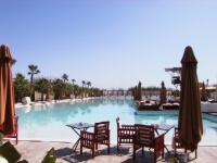 Das große Schwimmbecken La Plage Rouge in Marrakesch