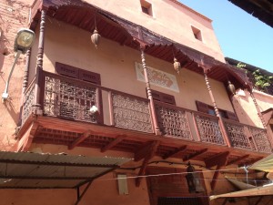 In der Mellah ein typisches jüdisches Haus mit Balkonen an der Vorderfront