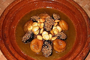 marokkanische-tajine-lamm-sesam-pflaumen-geröstete Mandeln ein Gericht im Riad La Maison Nomade