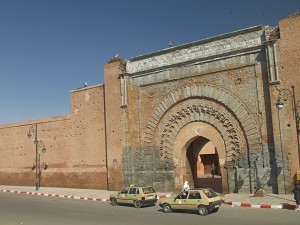 Stadttor Bab Agnoui in der Medina von Marrakesch vis a vis vom Königspalast