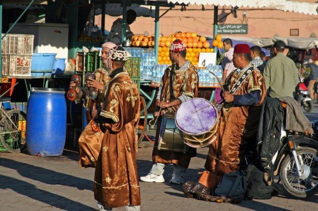 Gnaoua-Musiker auf dem Platz Djema el Fna in Marrakesch