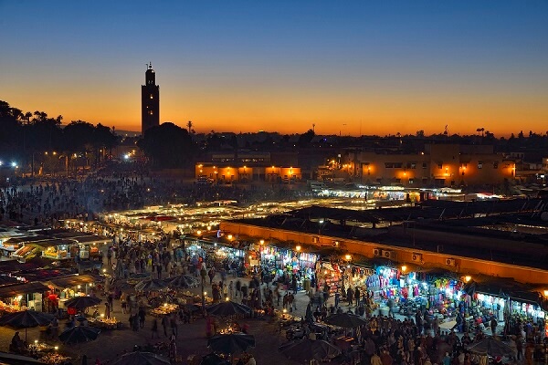 Der Platz Djema el Fna in Marrakesch bei Nacht
