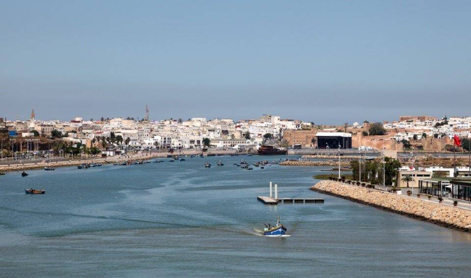 Urlaub & Rundreisen Marokko zur Hafeneinfahrt nach Rabat. Rechts liegt Rabat und links Salé