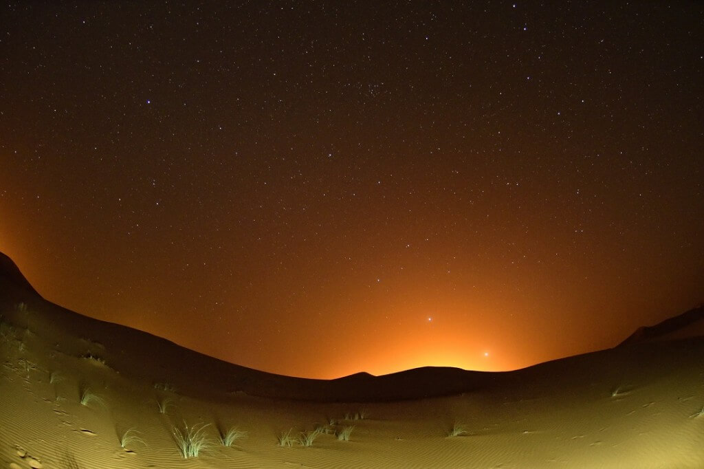 Unter dem Sternenhimmel im Wüstenbiwak