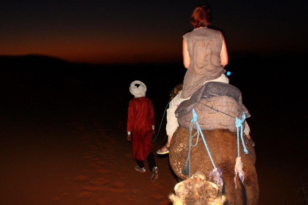 Nur ich, das Dromedar und der Berberführer Richtung Wüstenbiwak