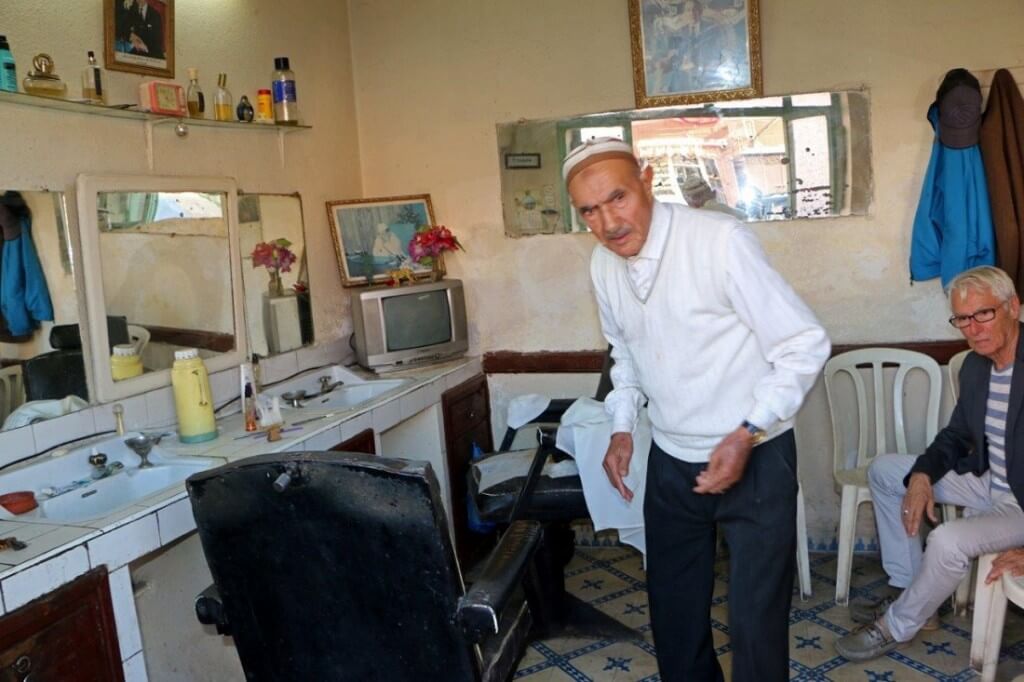 Im Stadtteil Sidi Benslimane von Marrakesch wartet er: der Barbier von Marrakesch