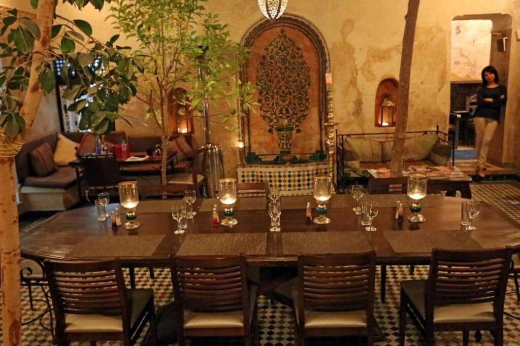 Im Innenhof am großen Restauranttisch vom Hotel La Maison Nomade in Marrakesch