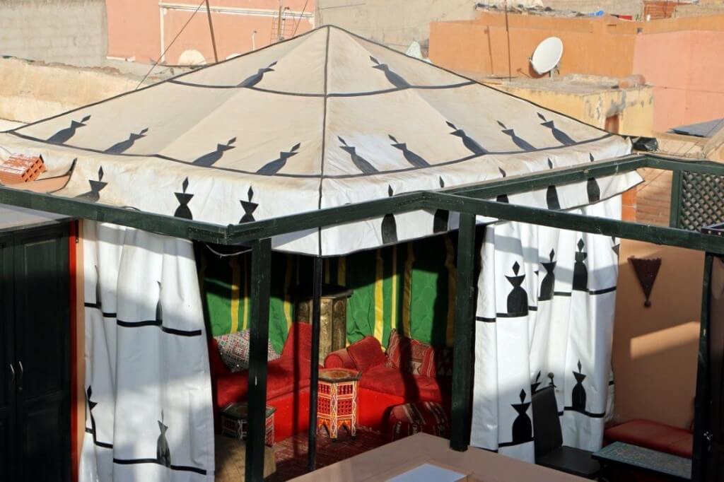 Das marokkanische Berberzelt auf der Dachterrasse im Riad La Maison Nomade in Marraeksch