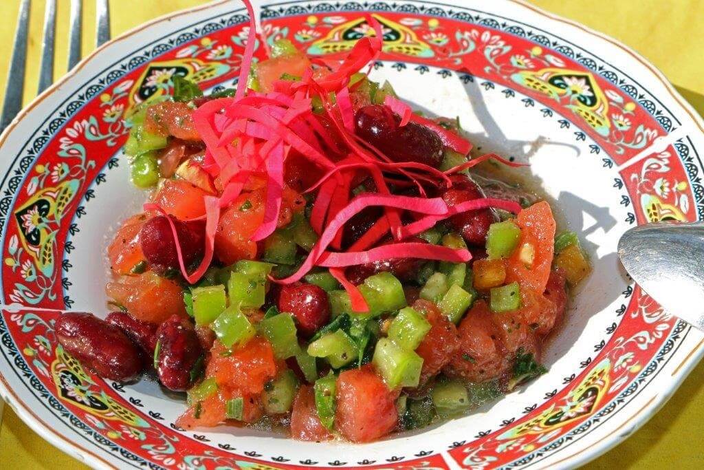 Marokkanischer Salat mit Tomaten, Gurken, Paprika, Bohnen/Hotel La Maison Nomade