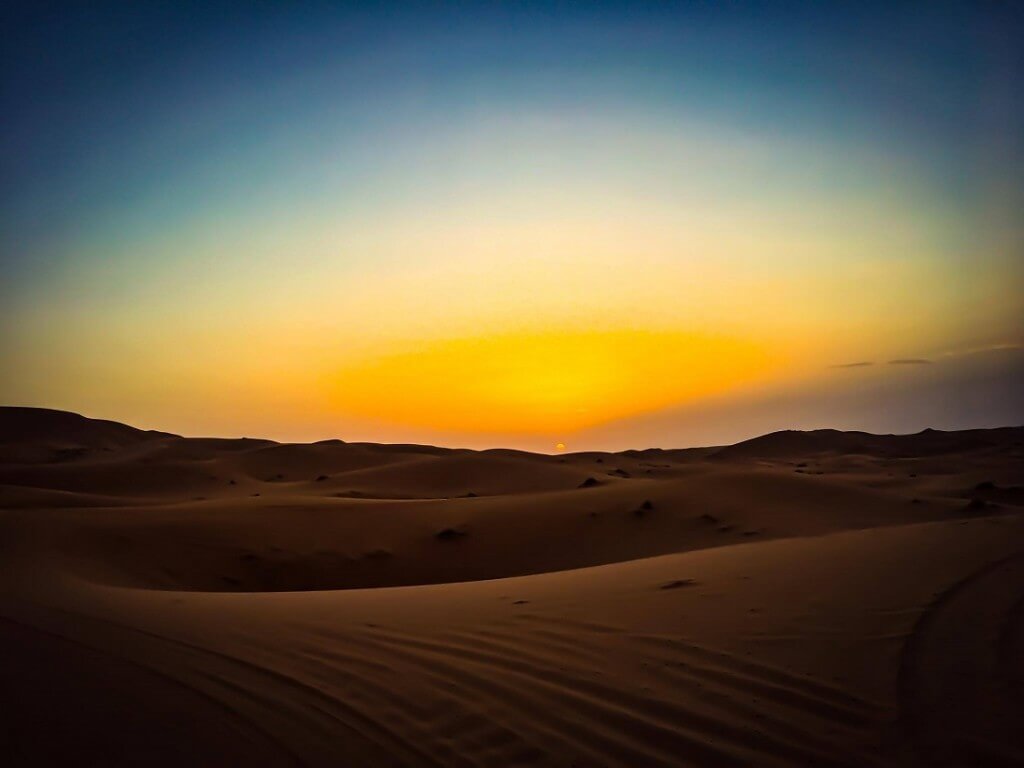 Sonnenuntergang in der marokkanischen Sahara mit dem Riad La Maison Nomade Marrakesch