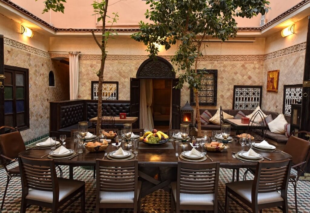 Restauranttisch im Innenhof vom Riad La Maison Nomade in Marrakesch