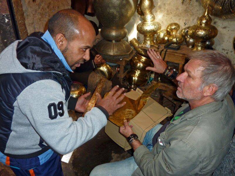 Zwei Männer beim Feilschen im Basar von Marrakesch