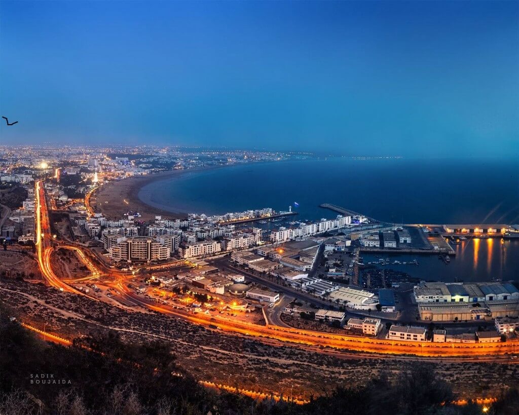 Tourismus in Marokko, der Hafen und Strand von Agadir am Atlantik.