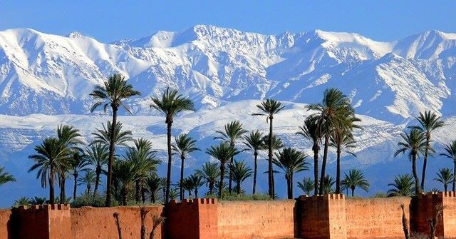 der-hohe-atlas-in-marokko und die Altstadtmauer von Marrakesch