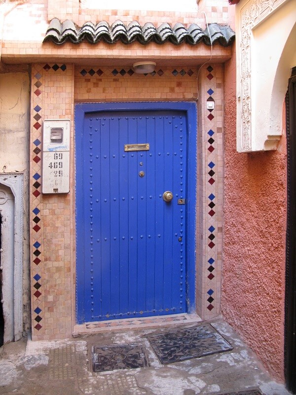 Hinter dieser blauen Türe verbirgt sich der Riad La Maison Nomade Marrakesch