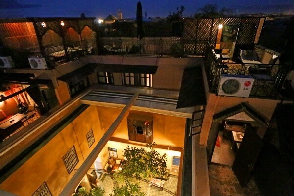 Innenhof, automatisches Dach, Zimmer KBN + Yacout, große Dachterrasse im Hotel La Maison Nomade Marrakesch
